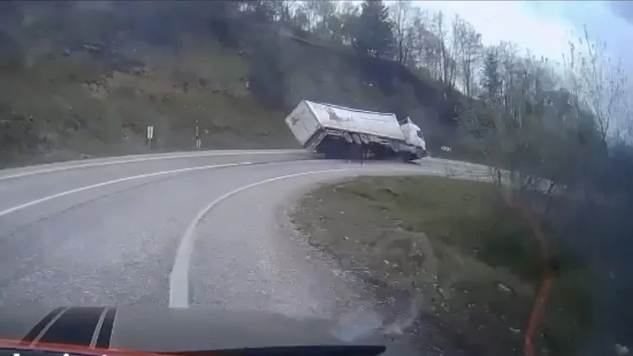 İnegöl'de virajı alamadı, ağır çekimde devrildi