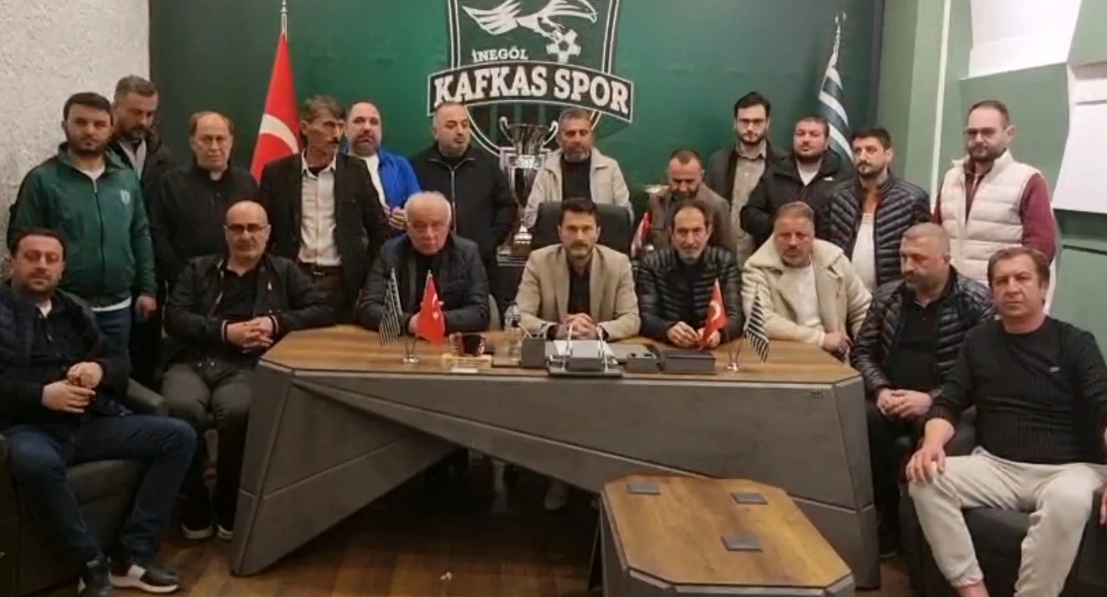 Kafkasspor’da kriz büyüyor mu? Yönetimden gece yarısı yanıt