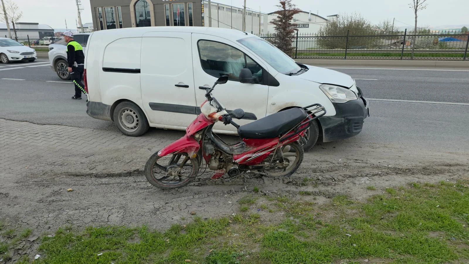 İnegöl'de metrelerce sürüklenen sürücü ağır yaralandı