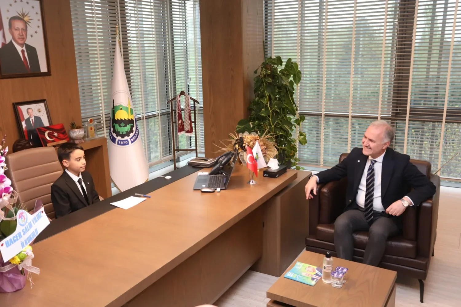 Başkan Taban koltuğunu Umut Alp Yiğit'e devretti