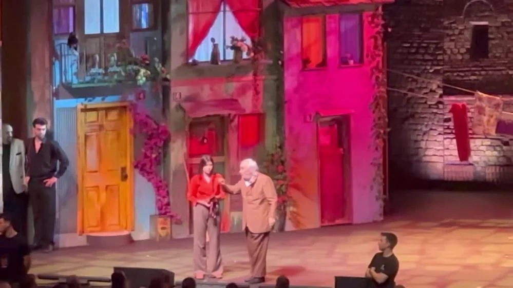 Müjdat Gezen sahnede fenalaştı!