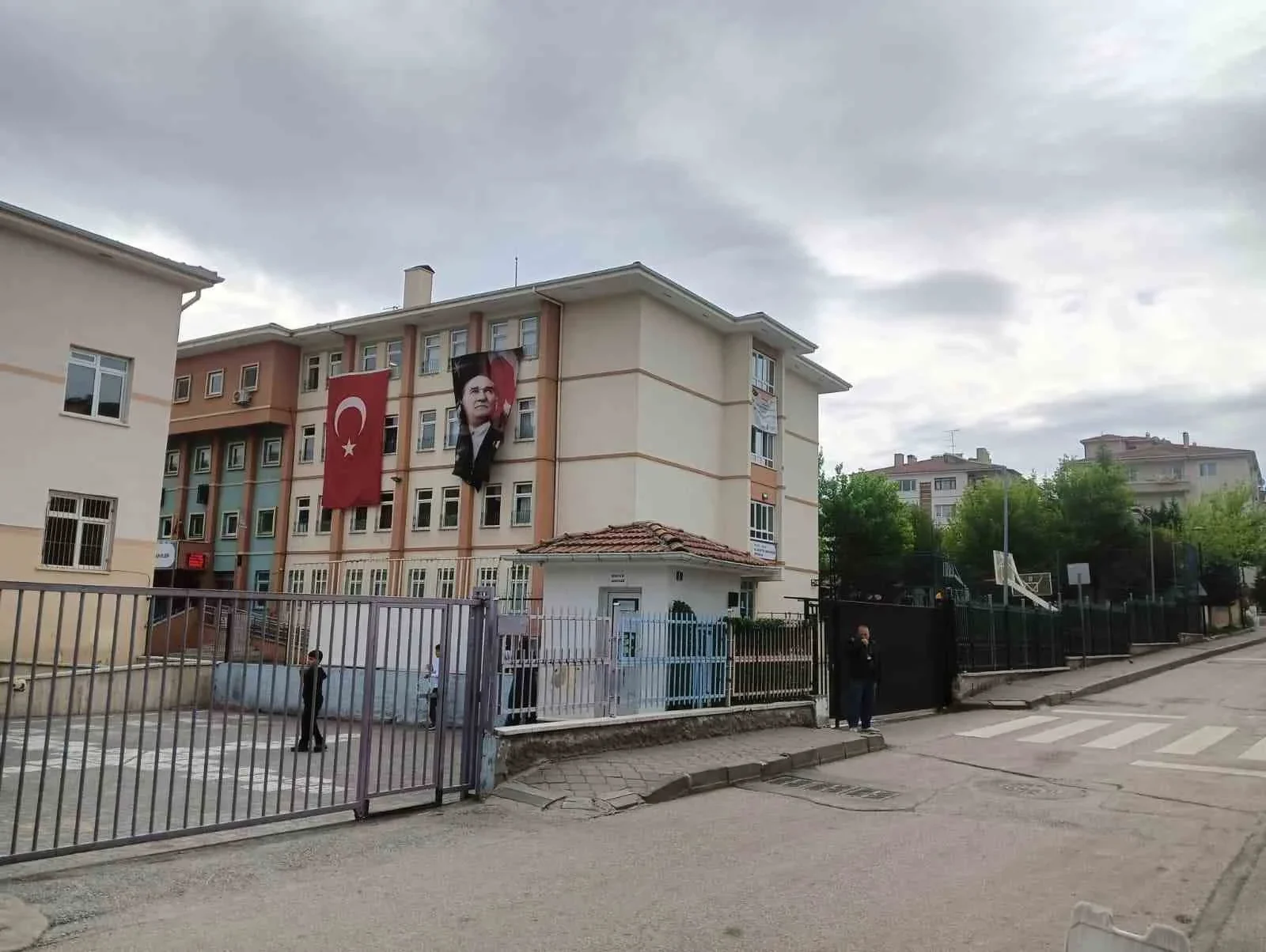 Okula silahla geldi şeffaf poşetle derse girecekler