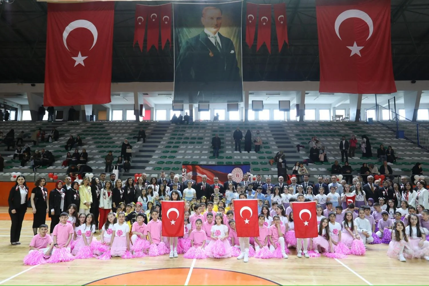 İnegöl’de 23 Nisan Bayramı coşkuyla kutlandı