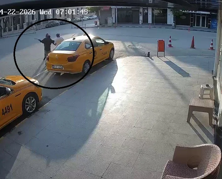 Satırla önüne gelene saldırdı! 3 kişi yaralandı