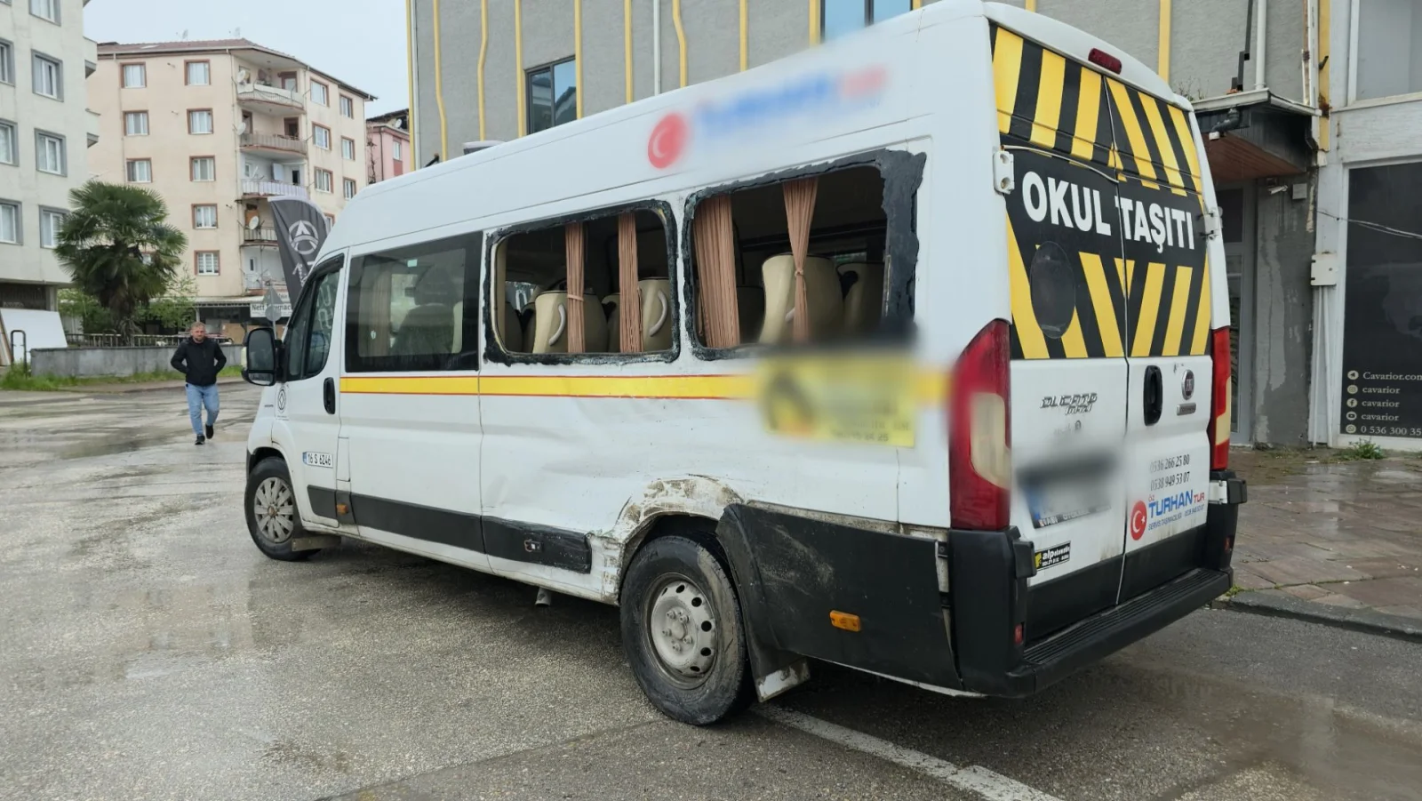 Servis minibüsü kaza yaptı 3 yaralı