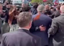 Siyasi isme domates soslu saldırı!