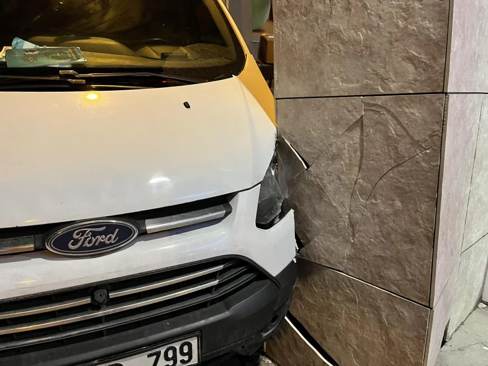 Sürücüsüz minibüs duvara girdi!