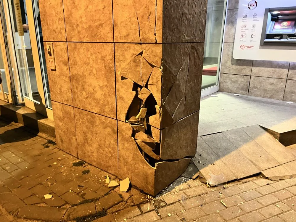 Sürücüsüz minibüs duvara girdi!