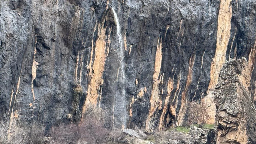 Yağış sonrası kayadan fışkıran su büyüledi