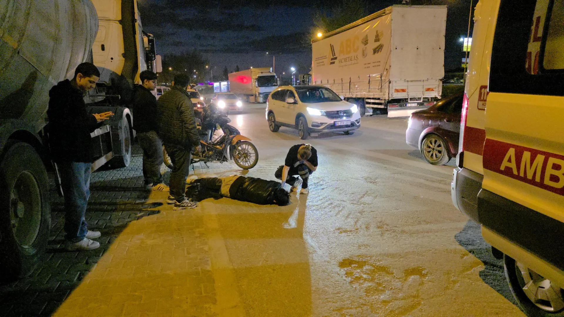 Otomobil ile motosiklet çarpıştı 1 yaralı