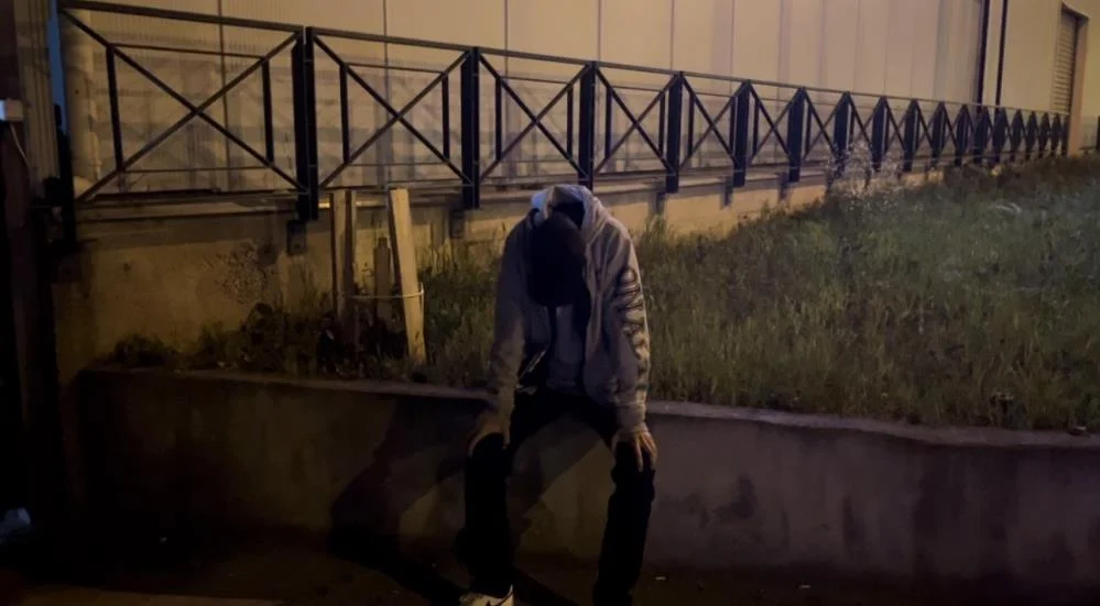 Duvara oturup hüngür hüngür ağladı! İşte nedeni