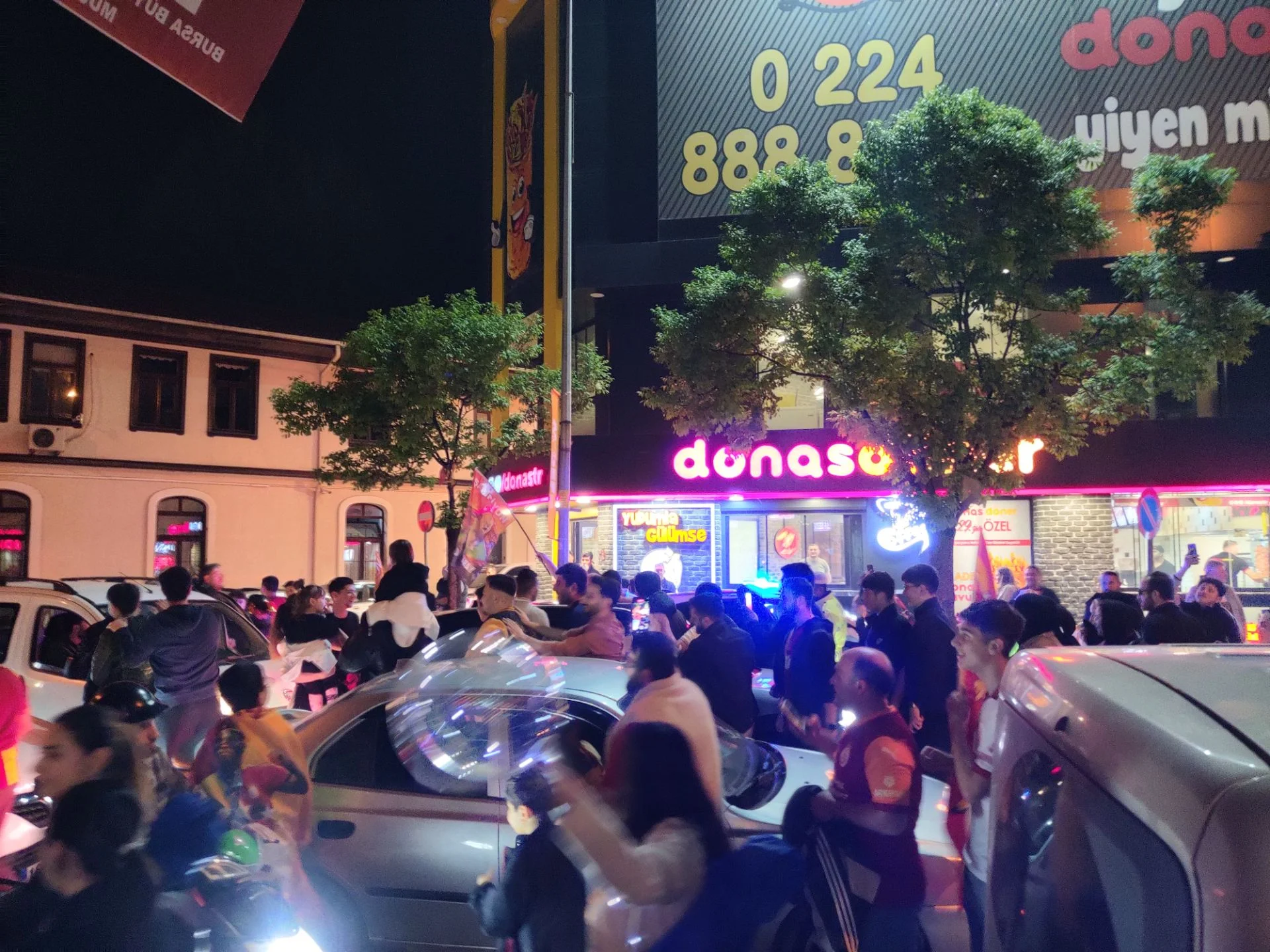 İnegöl’de Galatasaray taraftarları derbi galibiyetini kutladı