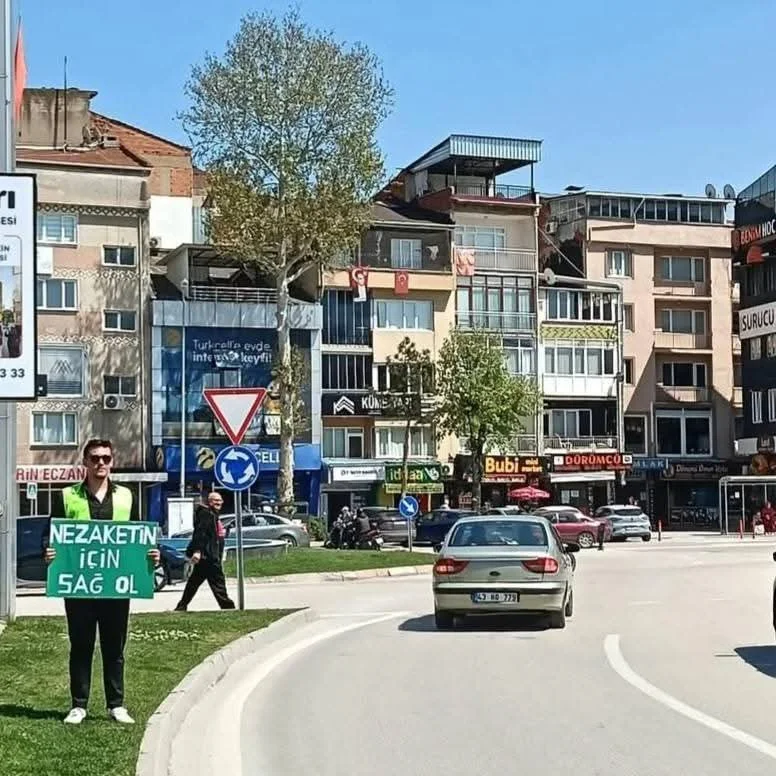 İnegöl’de öğrencilerden yaya geçidi ve trafik farkındalığı