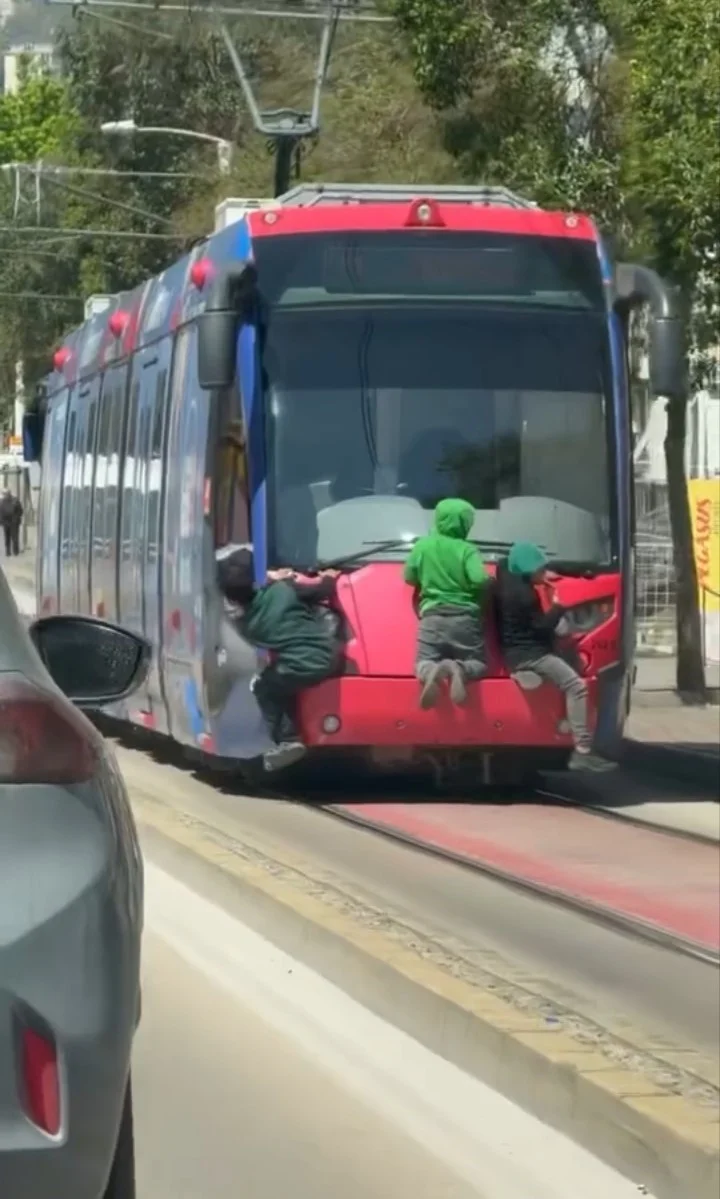 Tramvayın arkasına tutunan çocuklar yürekleri ağza getirdi