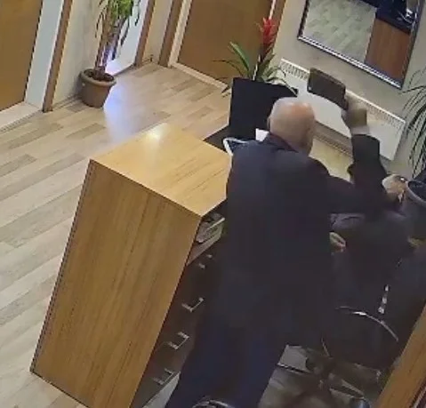 Belediyede sekretere satırla saldırdı!