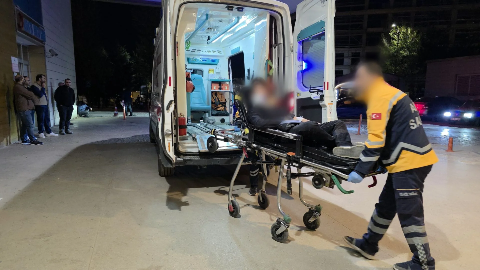 Elektrik direğine çarpan araçta 2 kişi yaralandı