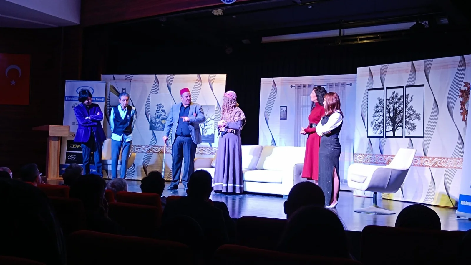 İnegöl’de sahnelenen Kılıbık Hayrullah yoğun ilgi gördü