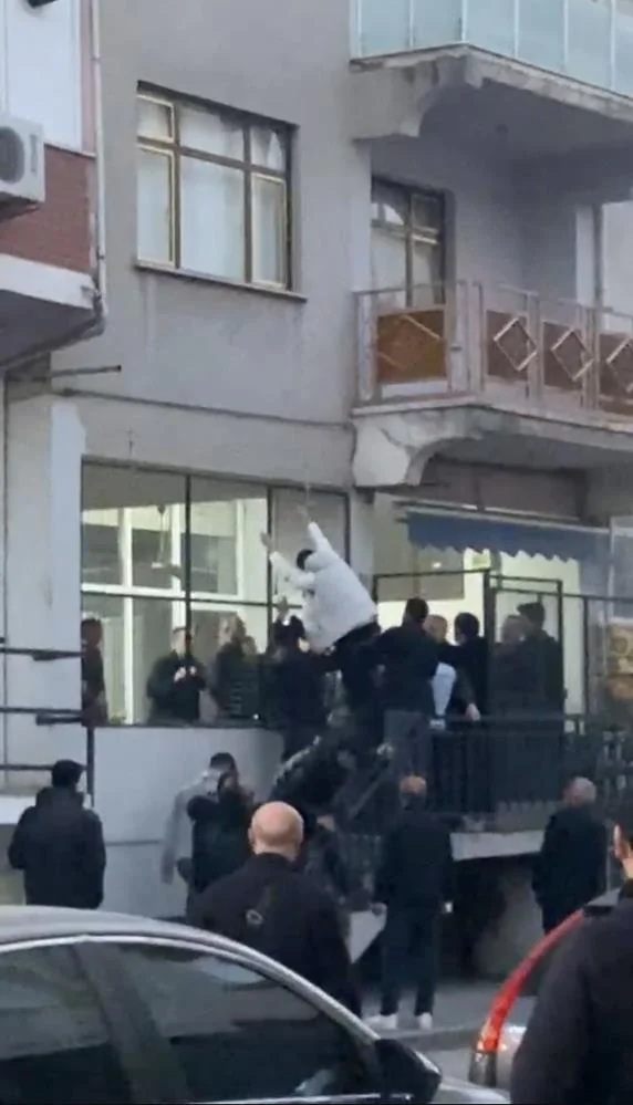 Sokak ortasında tekmeler, sopalar havada uçuştu