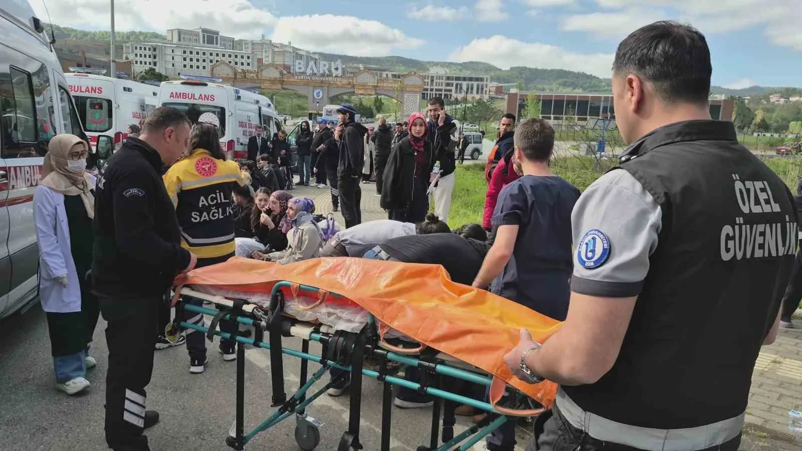 Bartın Üniversitesi önünde halk otobüsü devrildi: 44 yaralı