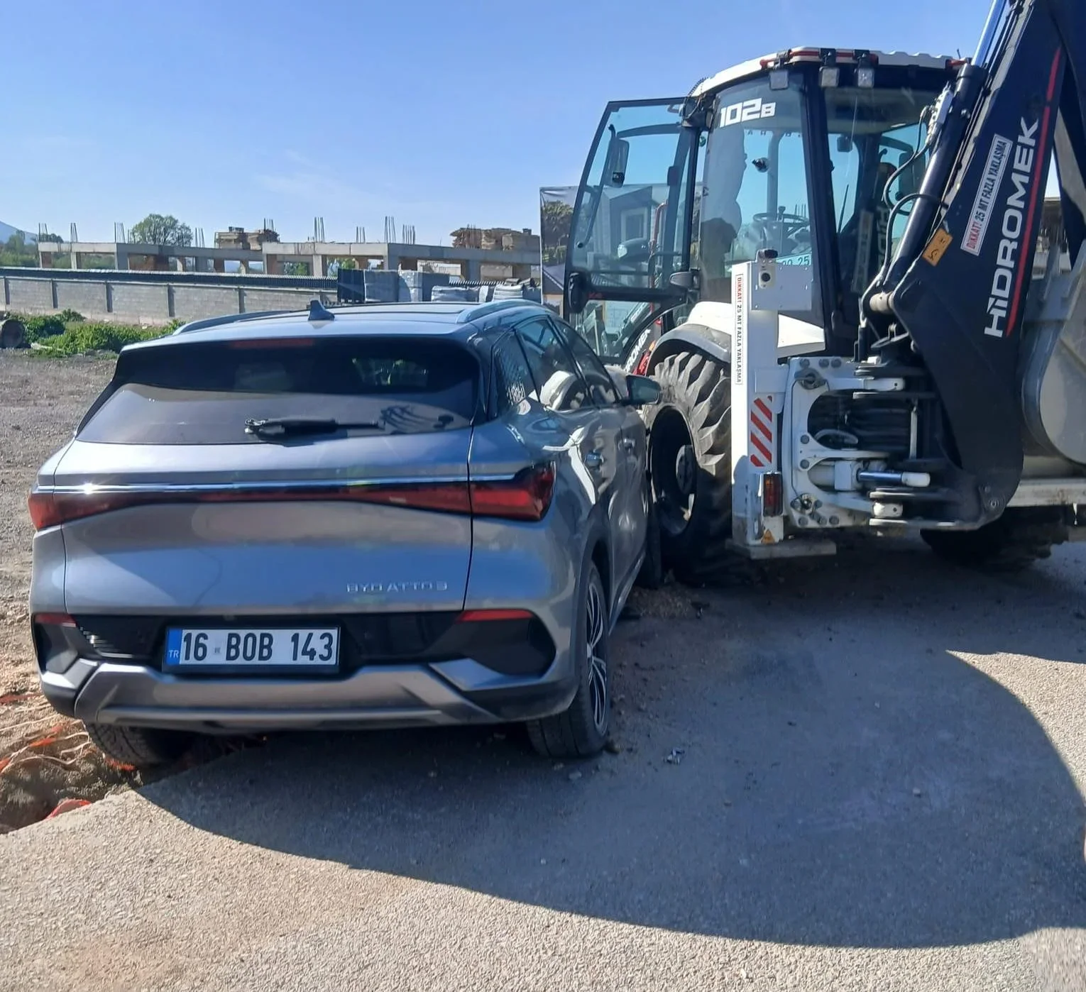 İnegöl’de otomobil iş makinesine çarptı: 1 yaralı