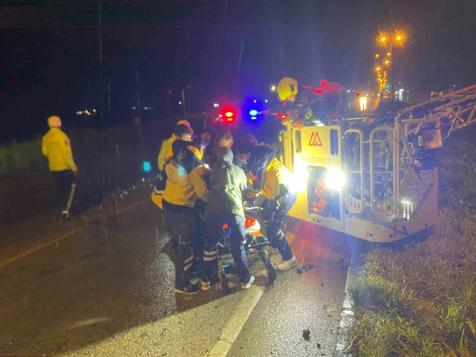 Balıkesir’de İzmir seferini yapan yolcu otobüsü devrildi: 3 ölü 26 yaralı