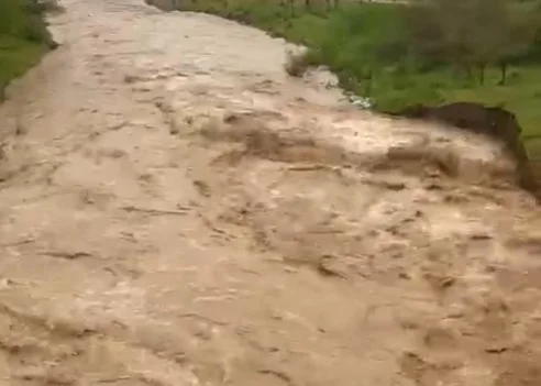 İnegöl’de sağanak yağış dere taşkınlarına yol açtı