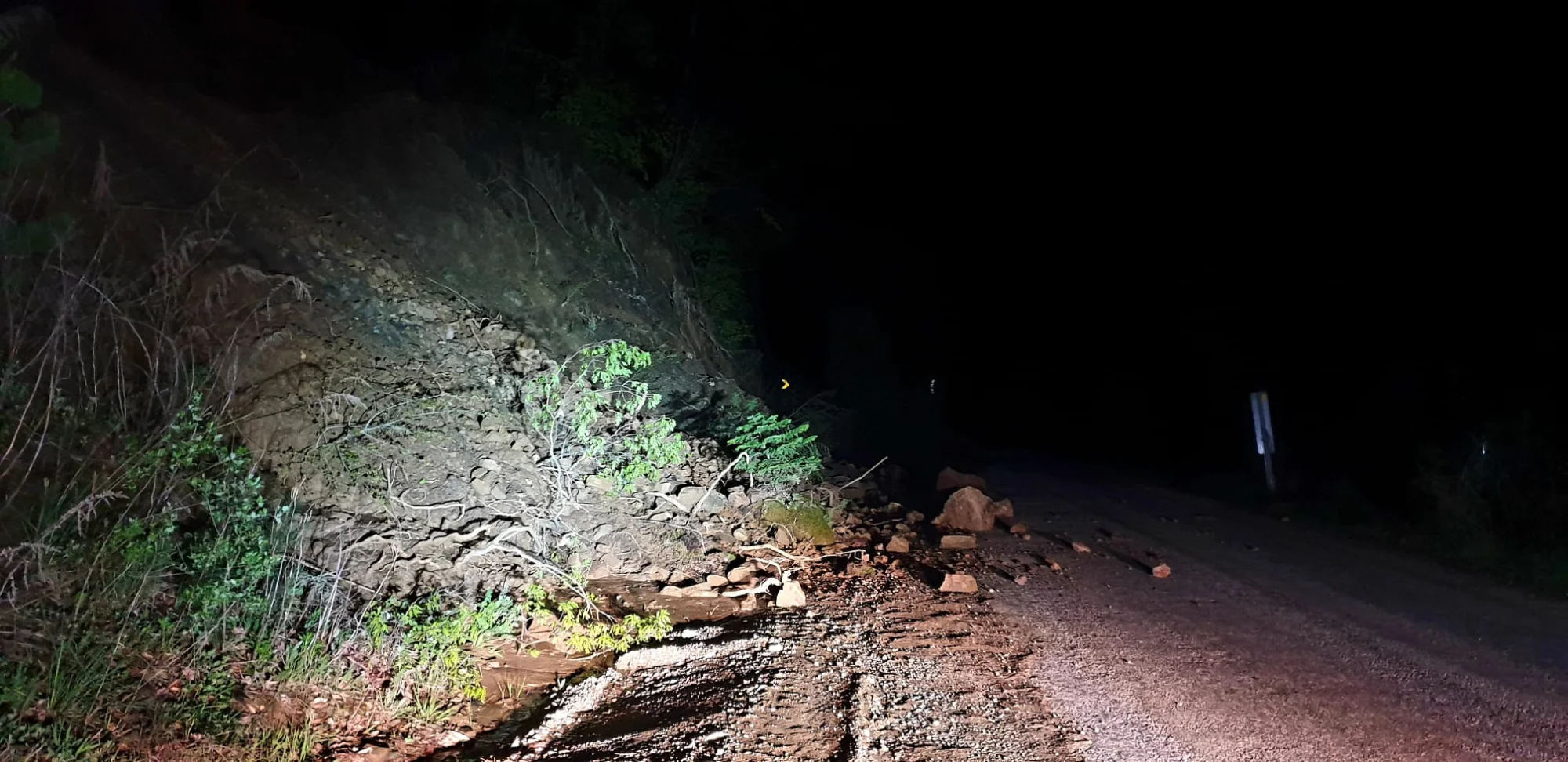 Toprak kayması nedeniyle köy yolu trafiğe kapandı