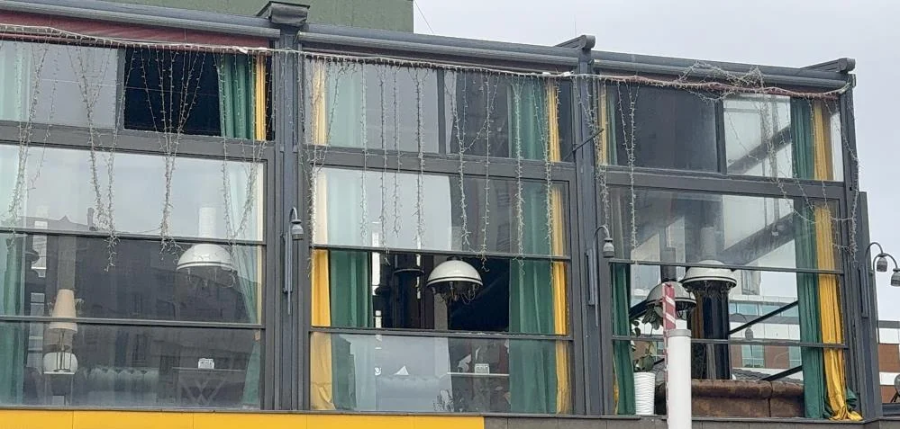 Bir çocuk kafeye kurşun yağdırdı! Üzerinden el bombası çıktı