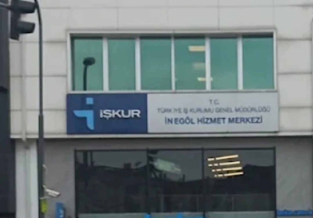 İnegöl İŞKUR binasında çatlama paniği: Personel ve vatandaşlar tahliye edildi