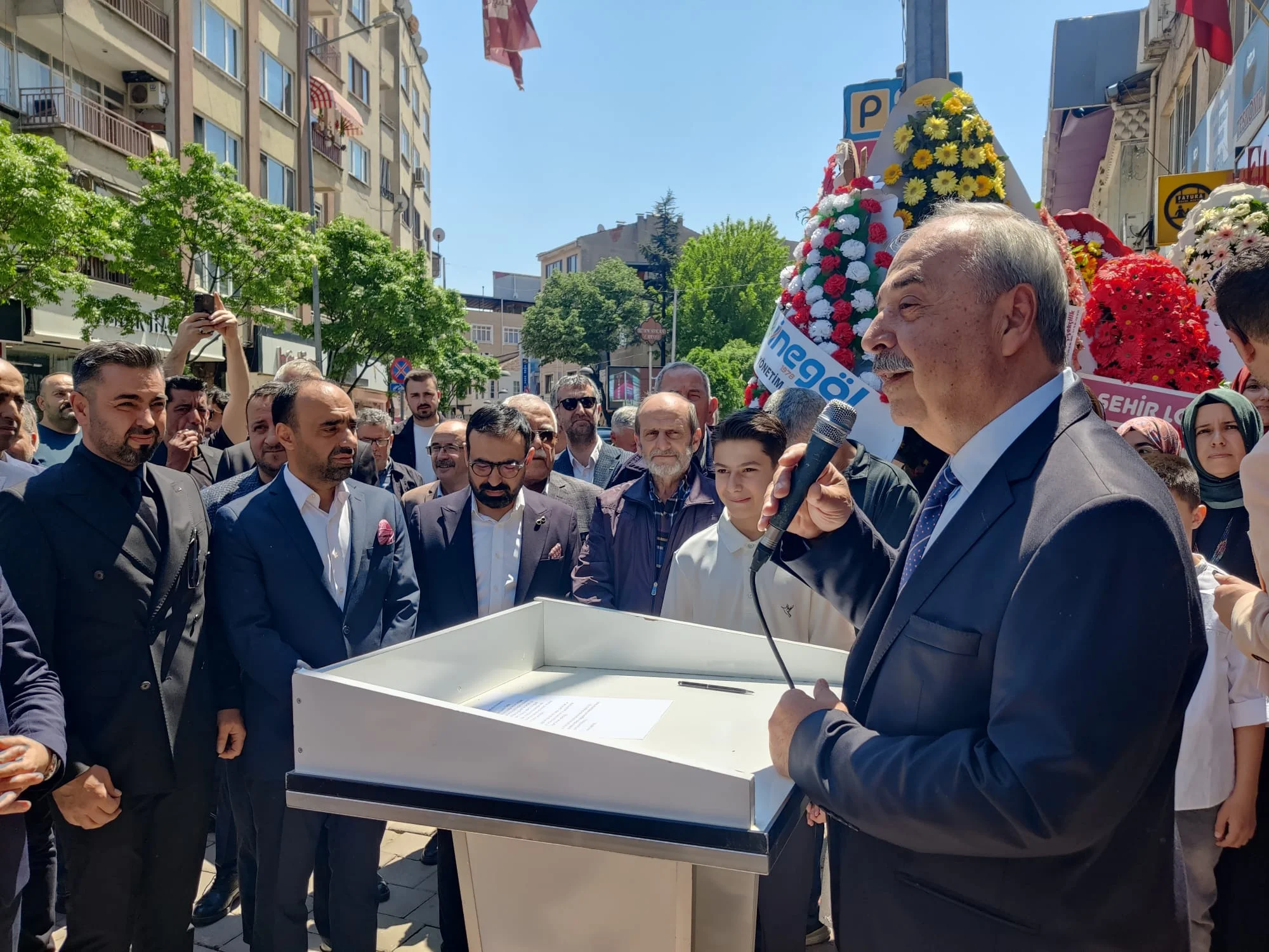 İnegöl’de Özlem Optik yenilenen mağazasıyla açıldı