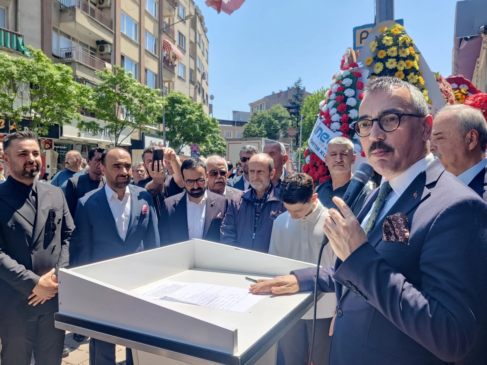 İnegöl’de Özlem Optik yenilenen mağazasıyla açıldı