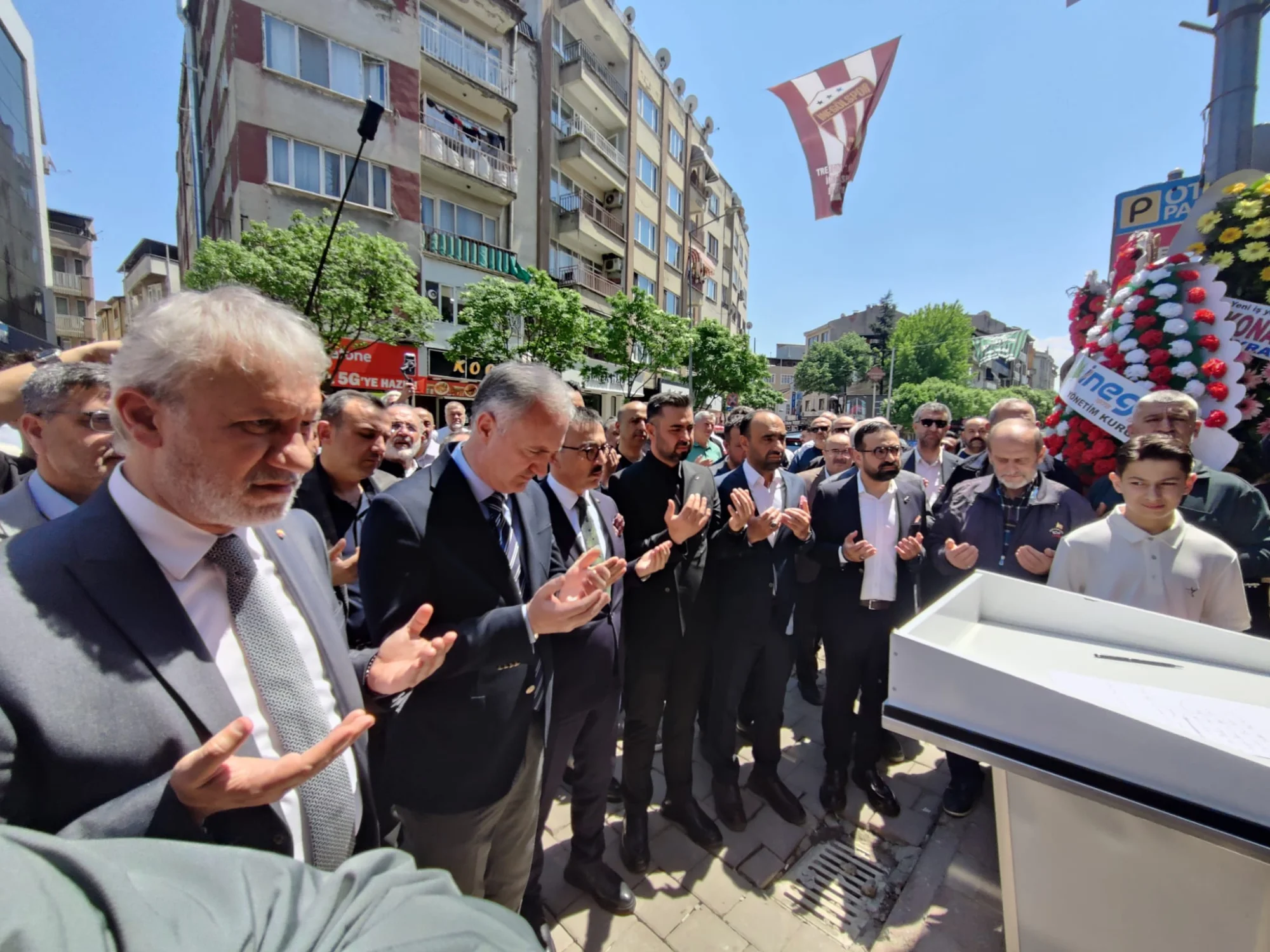 İnegöl’de Özlem Optik yenilenen mağazasıyla açıldı