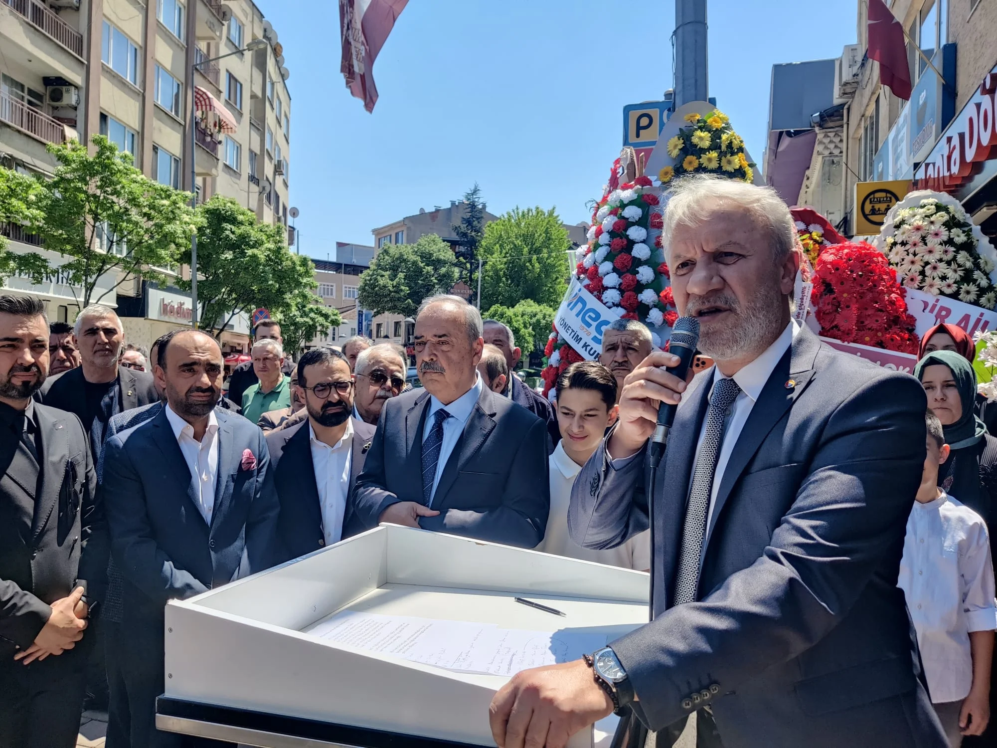 İnegöl’de Özlem Optik yenilenen mağazasıyla açıldı