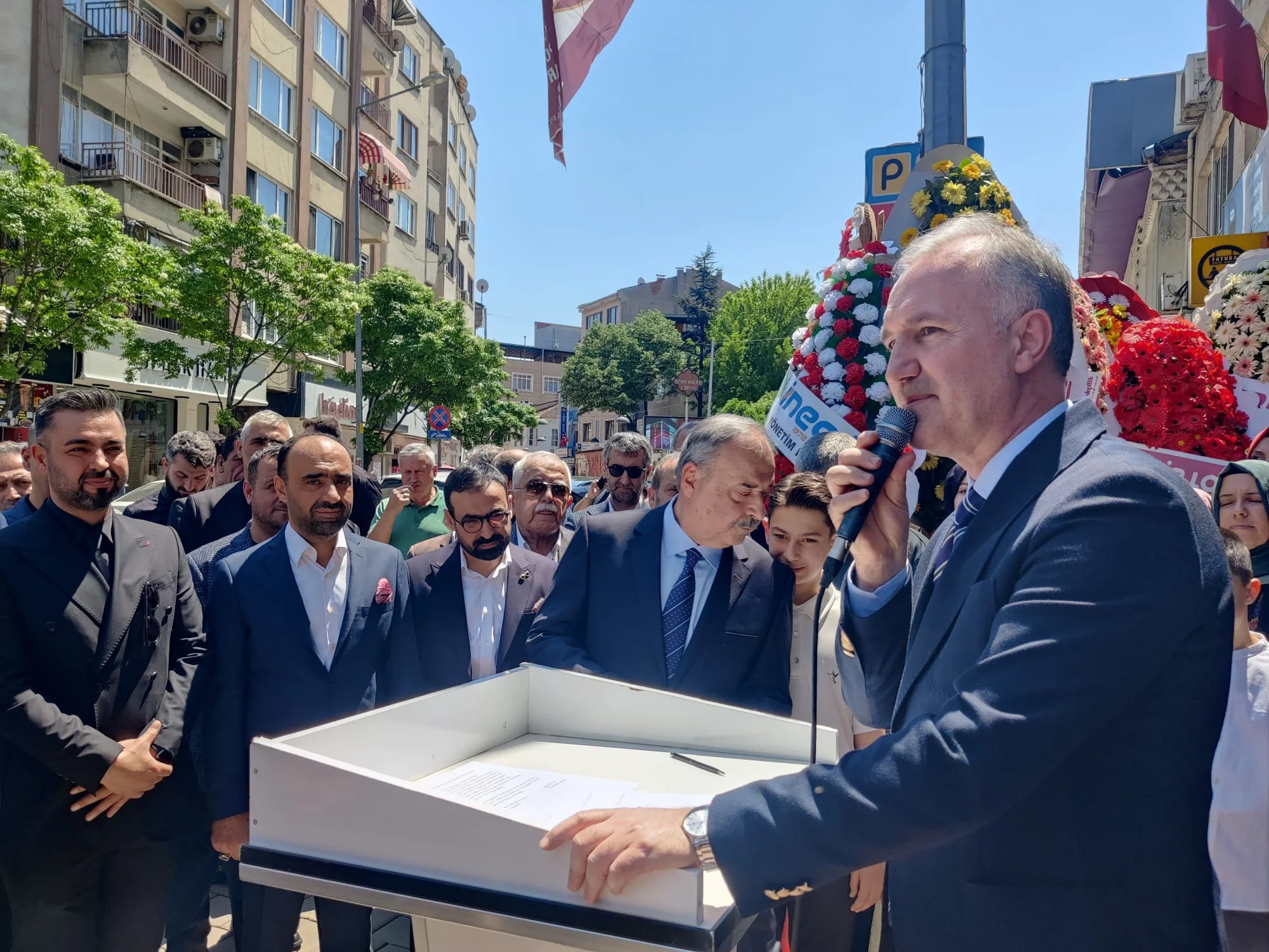 İnegöl’de Özlem Optik yenilenen mağazasıyla açıldı