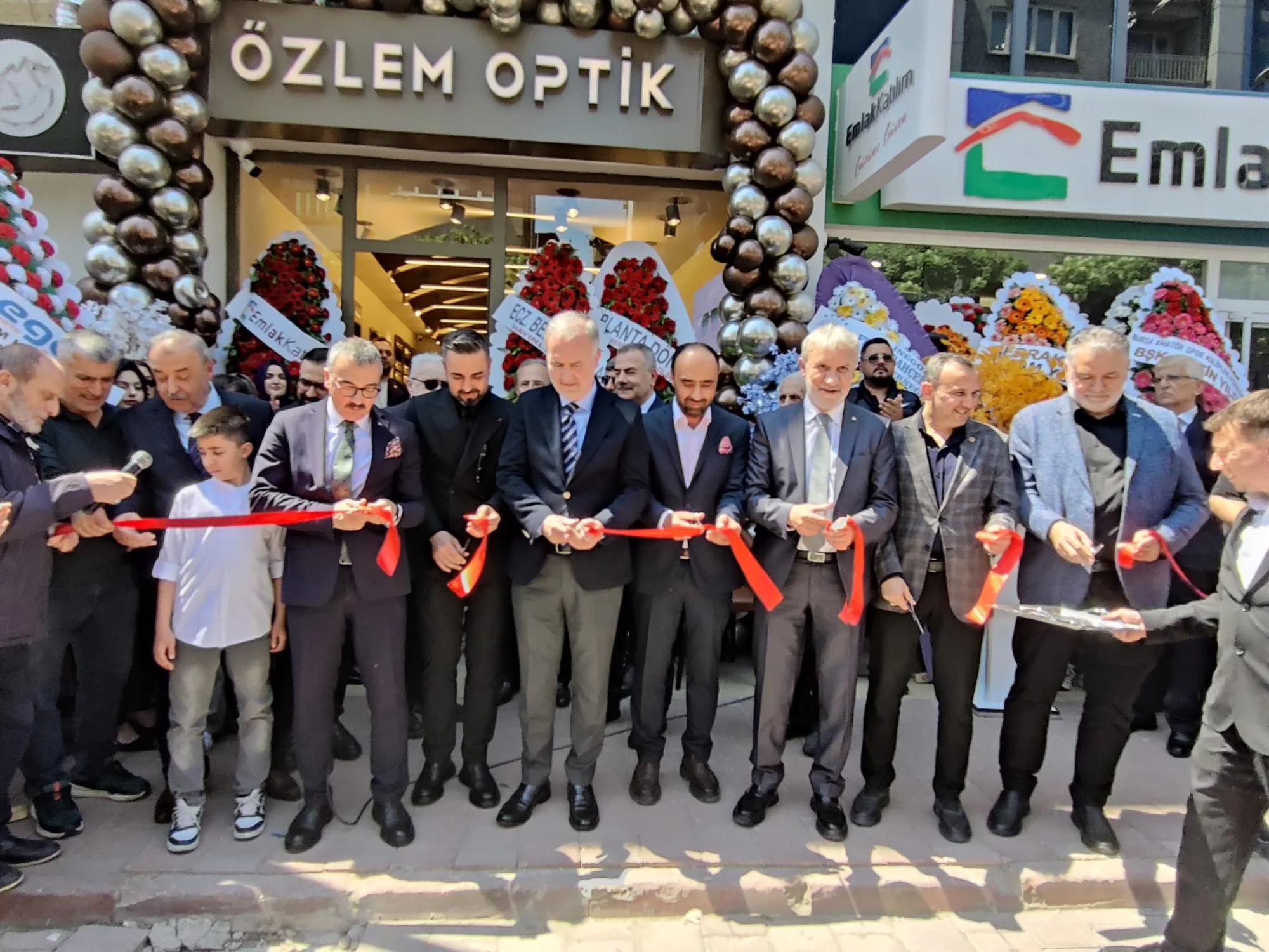 İnegöl’de Özlem Optik yenilenen mağazasıyla açıldı