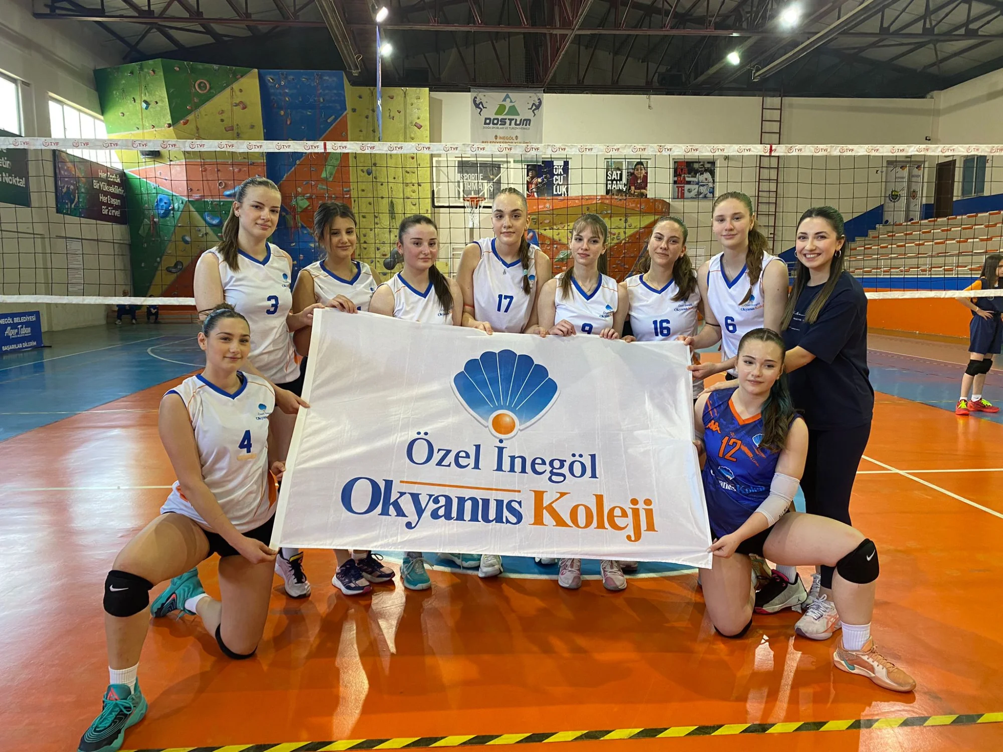 İnegöl'de genç kızlar voleybol takımı kupaya uzandı