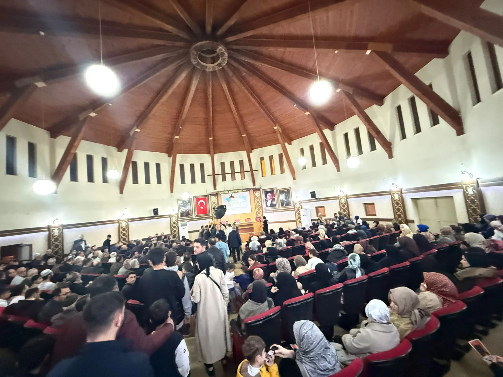 İnsanlar kalabalıktan konferans salonuna giremedi…