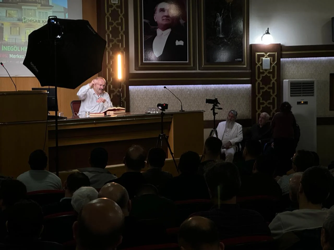 İnsanlar kalabalıktan konferans salonuna giremedi…