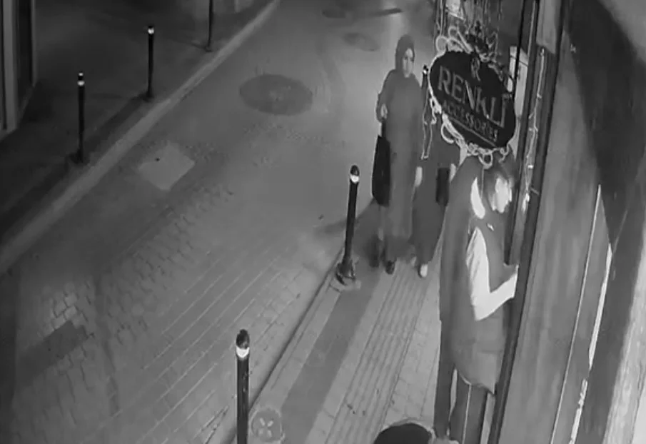 Çevredeki vatandaşlara aldırış etmeden iş yerinin kapısını zorladılar