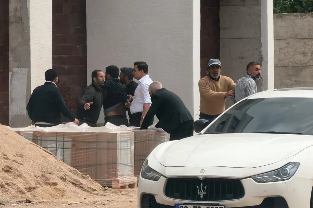 İnegöl’de Şantiye Savaş Alanına Döndü 5 Kişi Yaralandı İnegöl’de Şantiye Savaş Alanına Döndü 5 Kişi Yaralandı