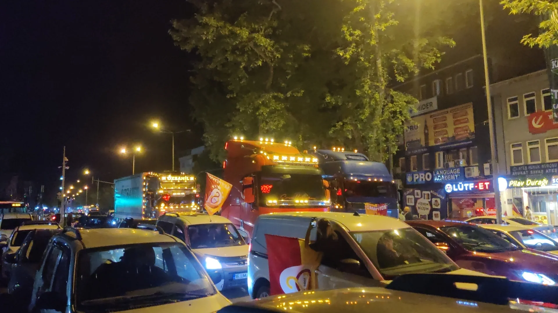 İnegöl’de Tırlarla Şampiyonluk Konvoyu!