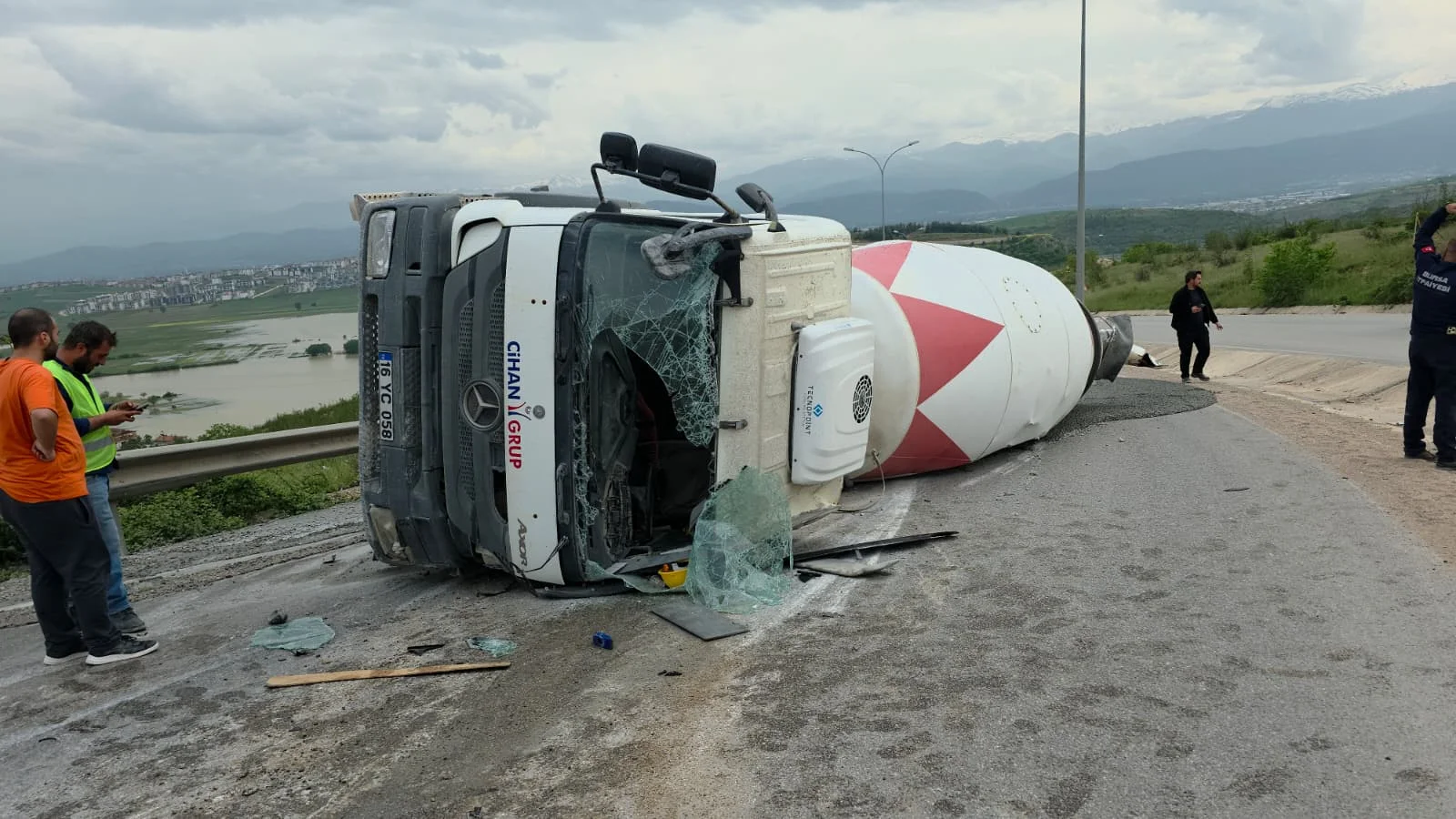 İnegöl'de sürücüyü kurtarmak için seferber oldular!