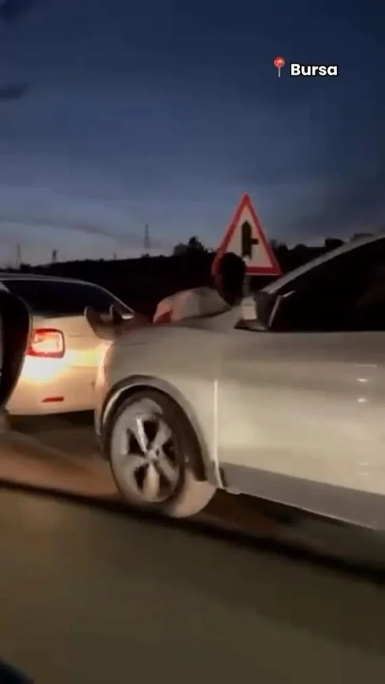 İnegöl yolunca halat bulamayınca insanla çektiler!