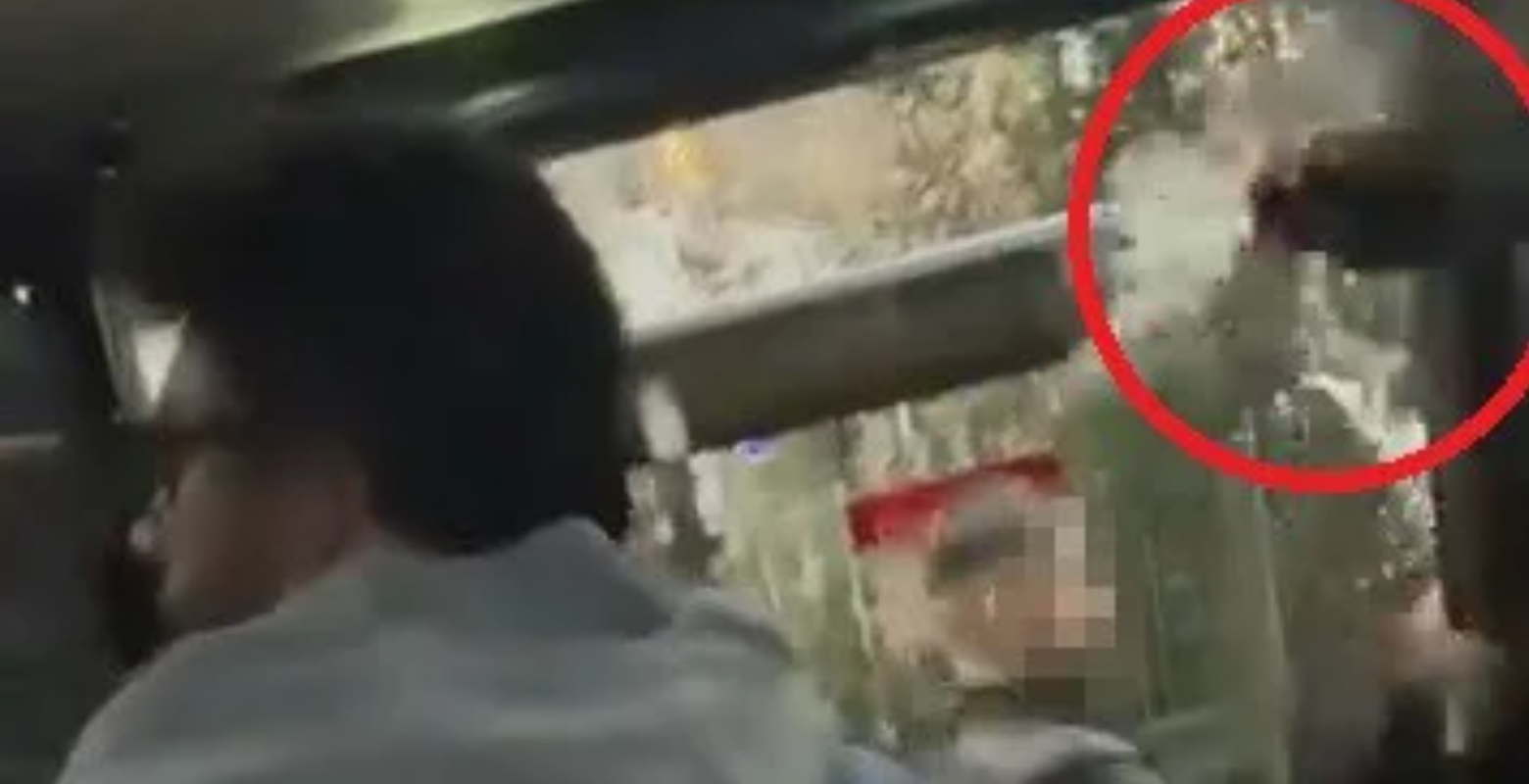 Otobüste korku dolu anlar! Alkol şişesini...