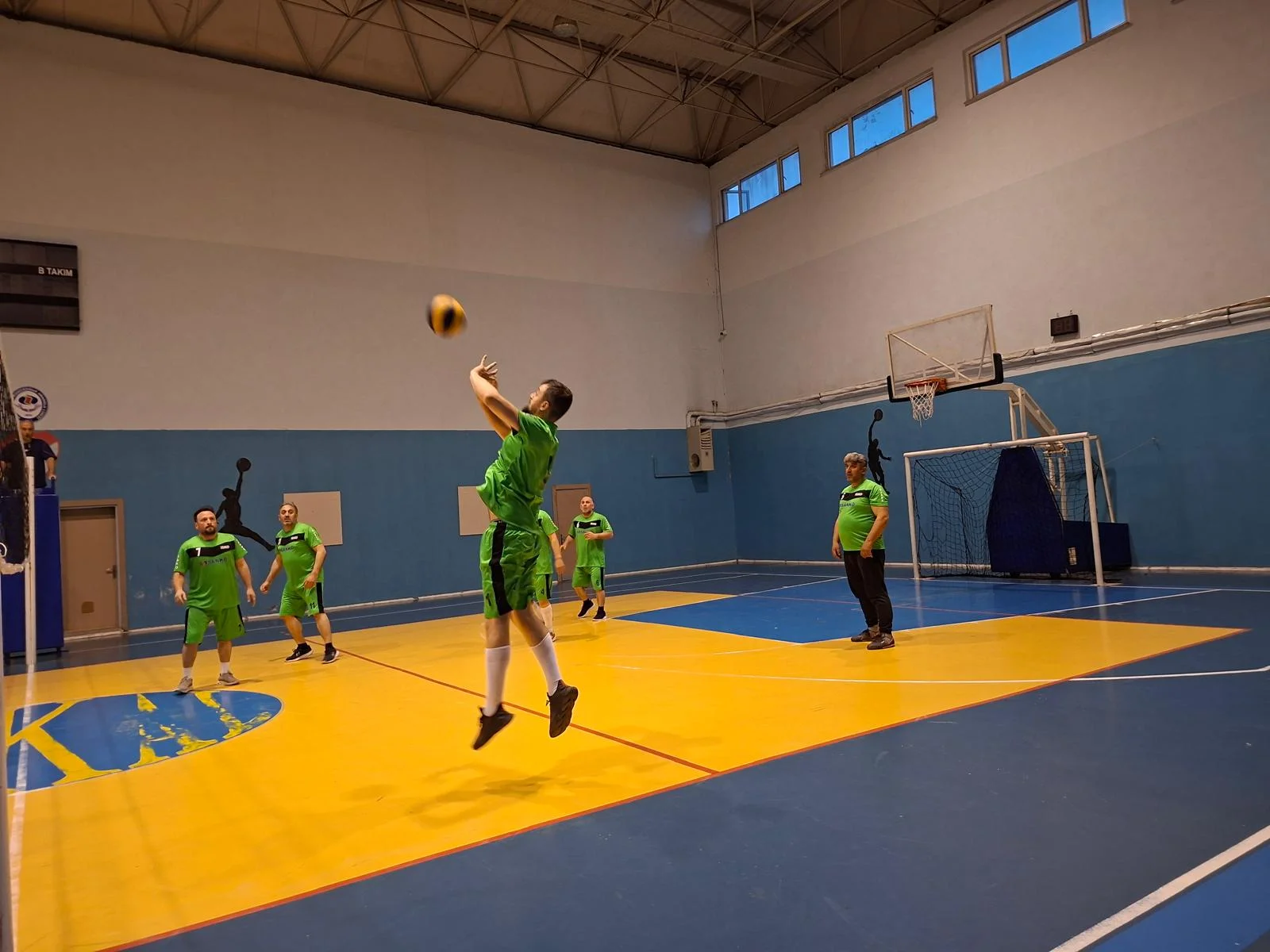13. İSKO Geleneksel Voleybol Turnuvası coşkuyla başladı