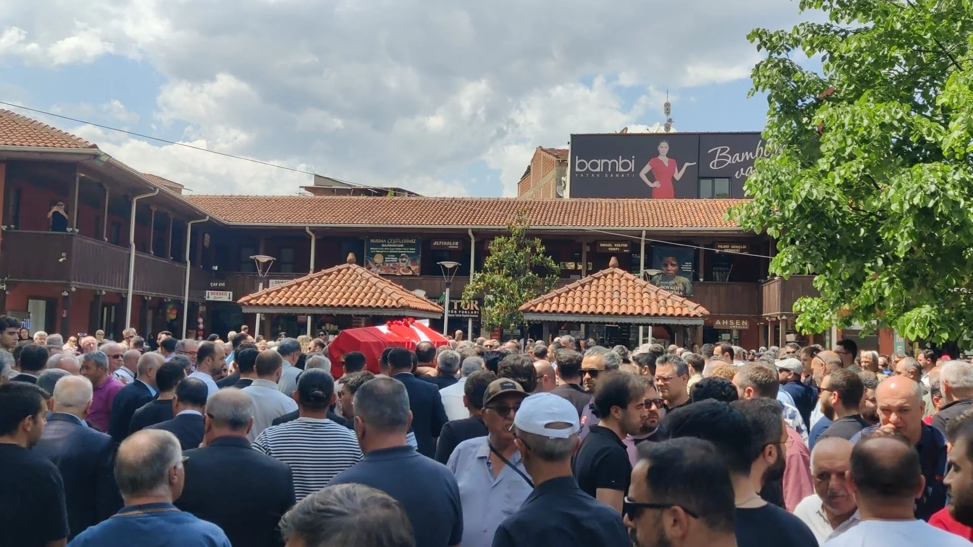 İnegöl’ün Sevilen Eğitimcisi Yazdan Taşdemir Son Yolculuğuna Uğurlandı
