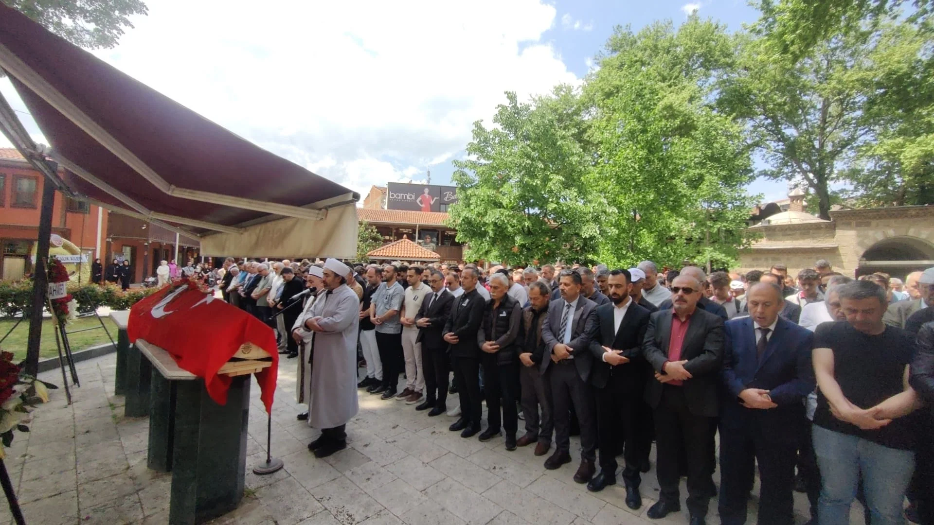 İnegöl’ün Sevilen Eğitimcisi Yazdan Taşdemir Son Yolculuğuna Uğurlandı