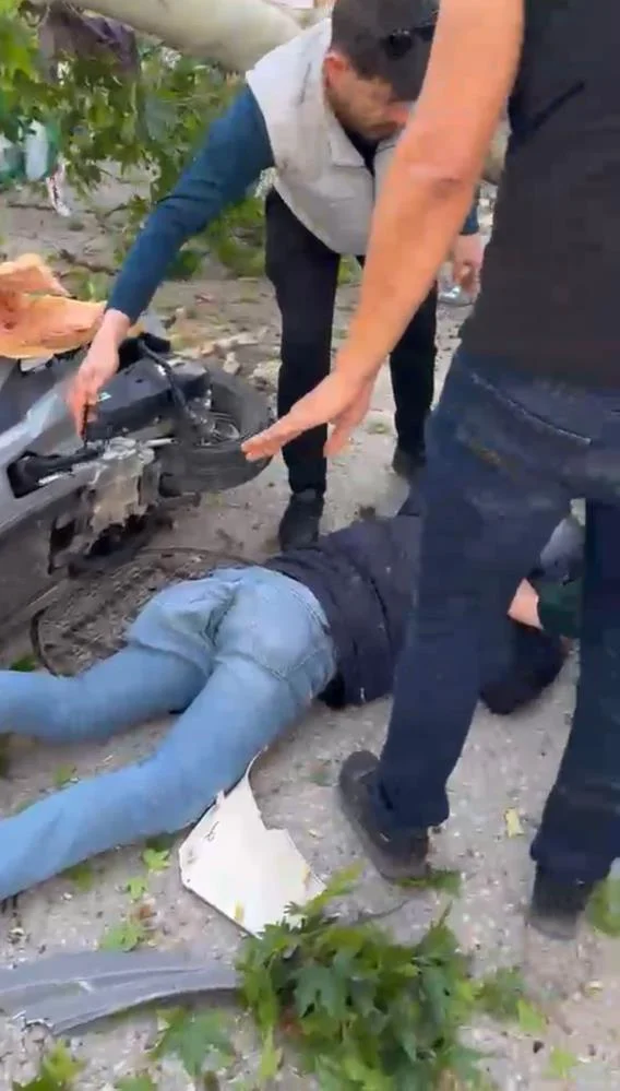 Üzerine ağaç devrilen sürücü ölümle pençeleşiyor