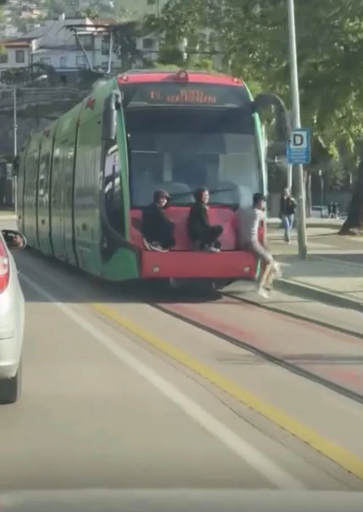 Gençler tramvayın arkasında ölümle burun buruna!