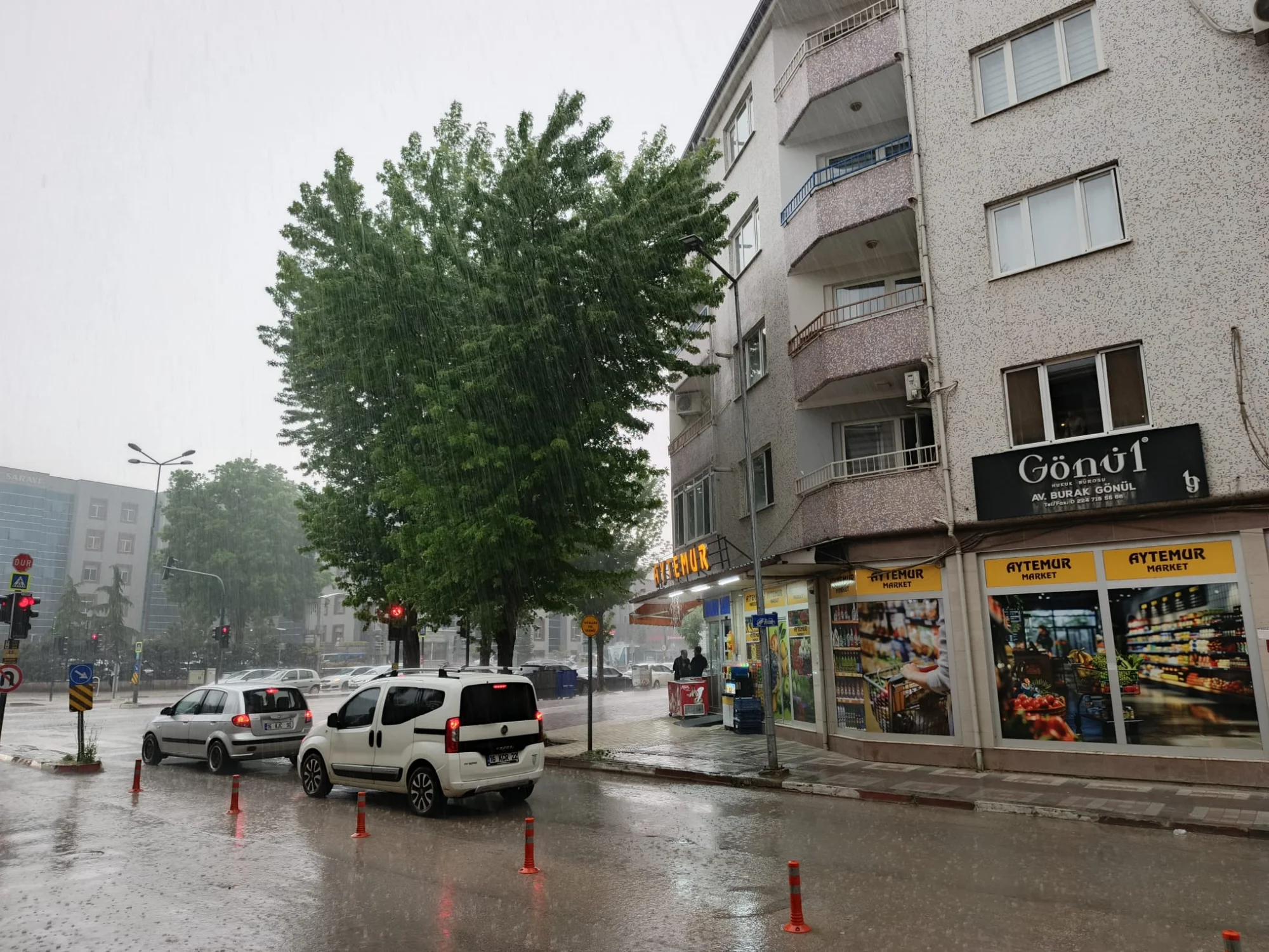 İnegöl’de Beklenen Yağış Başladı: Vatandaşlar Hazırlıksız Yakalandı